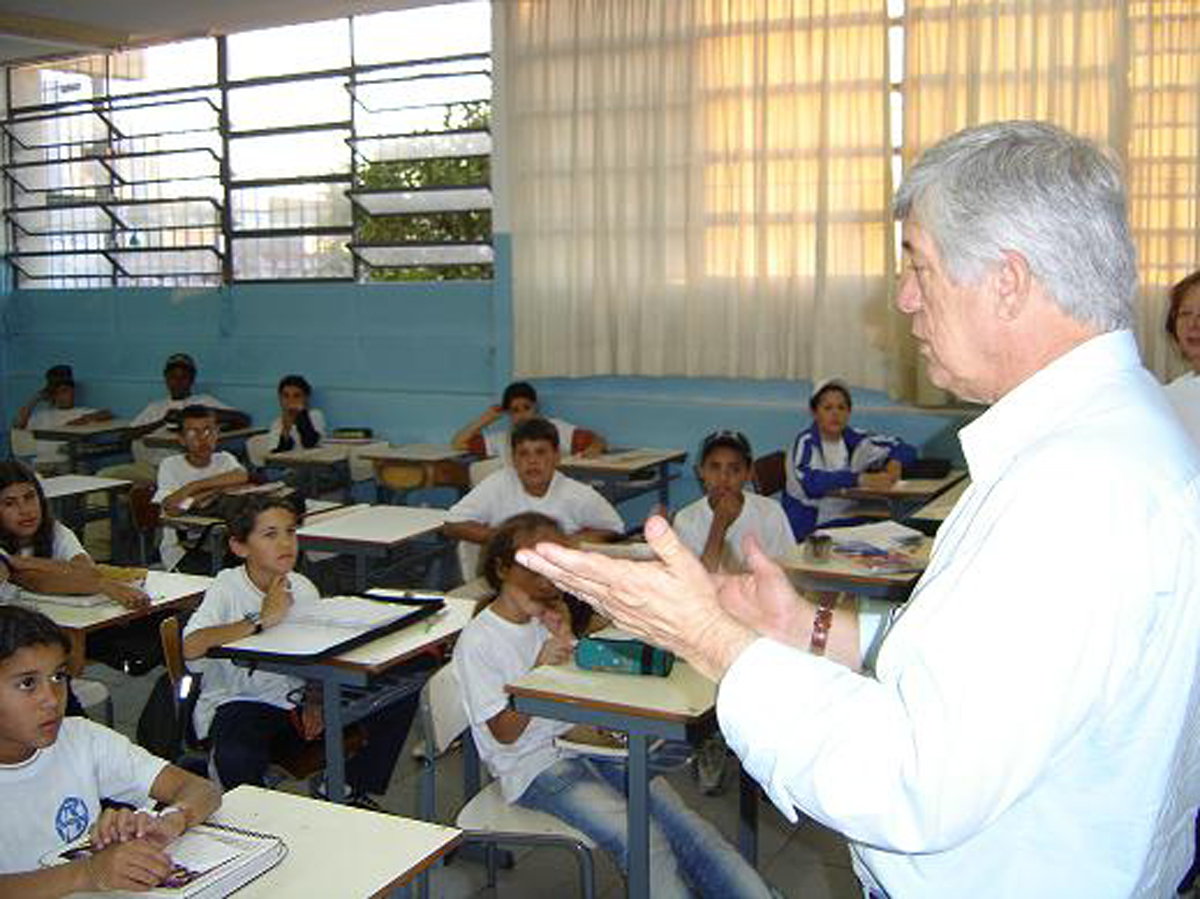 Deputado Milton Flvio em visita a escola de Botucatu<a style='float:right;color:#ccc' href='https://www3.al.sp.gov.br/repositorio/noticia/03-2008/m Flavio Botucatu.jpg' target=_blank><i class='bi bi-zoom-in'></i> Clique para ver a imagem </a>